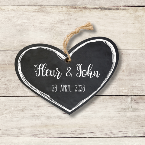 Trouwkaart met hout en hart van krijtbord