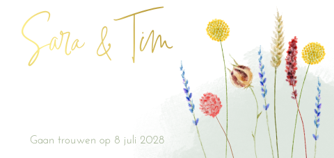 Trouwkaart met droogbloemen en namen in goudfolie