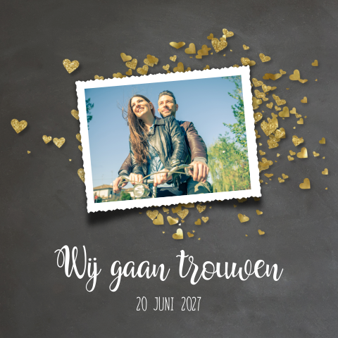 Trouwkaart met krijtbord en gouden hartjes