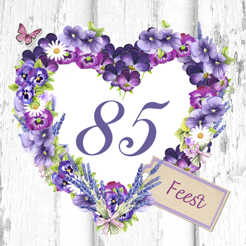 Uitnodiging 85e verjaardag hout met hart van paarse bloemen