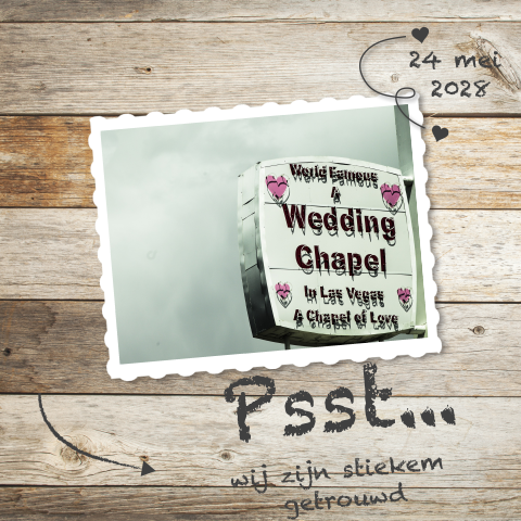 Wij zijn getrouwd trouwkaart bruin hout met foto en krijtbord