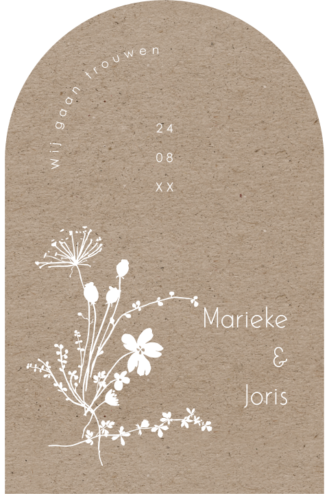 Stijlvolle trouwkaart met boogvorm kraft-look en bloemen
