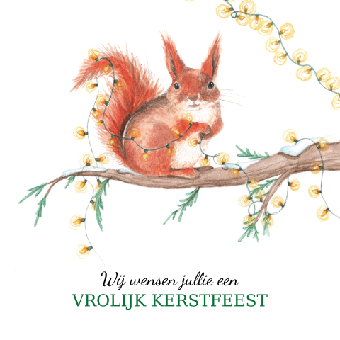 Lieve geïllustreerde kerstkaart van een eekhoorn met kerstlampjes
