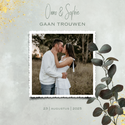 Prachtige trouwkaart met eucalyptus takken en goud look