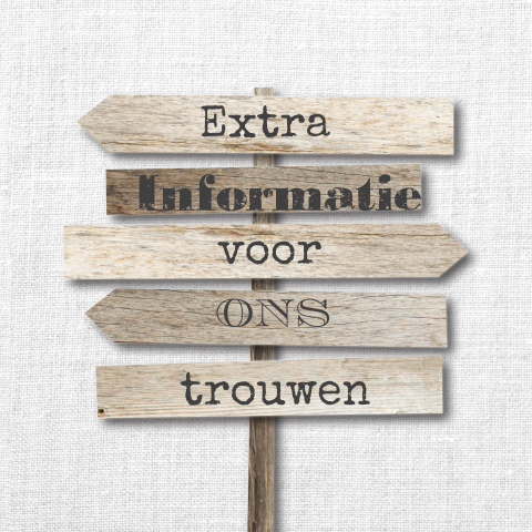 Extra kaartje informatie met houten wegwijzerbord 