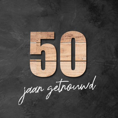 Jubileum uitnodiging 50 jaar getrouwd jaartal in houtlook