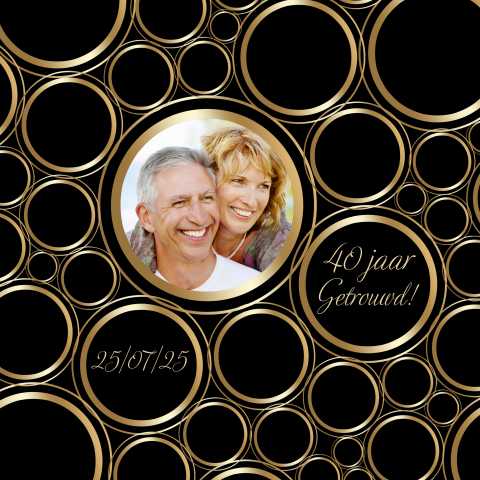 Jubileum 40 jaar uitnodiging met goudkleurige ringen en foto