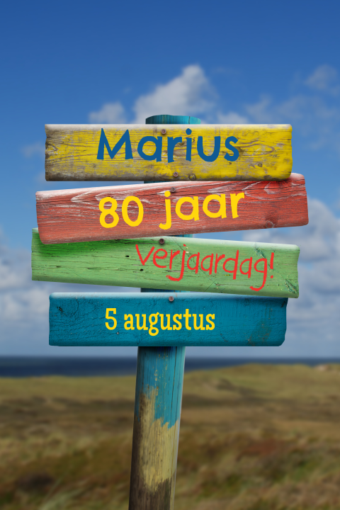 Uitnodiging voor een 80e verjaardag met borden van hout