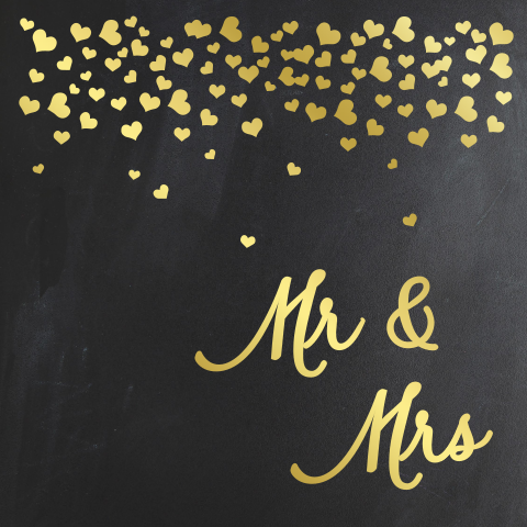 Trouwkaart met hartjes goudfolie op krijtbord