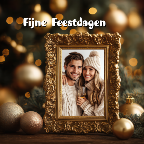 Kerstkaart gouden fotolijst tussen de kerstballen