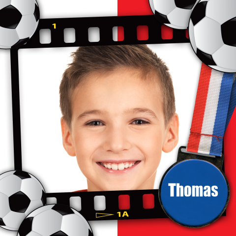 Kinderfeestje uitnodiging met voetballen en medaille en foto