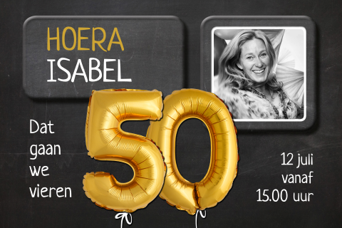 Uitnodiging 50 jaar vrouw ballonnen goud kleurig krijtbord