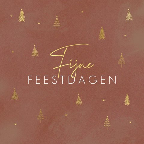 Kerstkaart rood goudfolie met sterren en kerstbomen