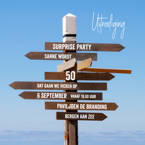 Uitnodiging surprise party houten wegwijzer bordjes met blauwe lucht