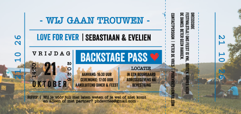 Trouwkaart festival-stijl met foto op achtergrond
