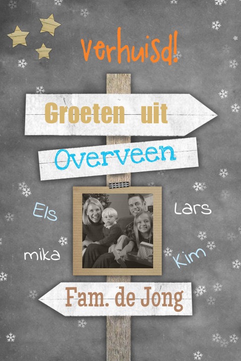 Verhuiskaart wegwijzer op krijtbord met stempel