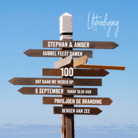 Uitnodiging dubbel feest houten wegwijzer bordjes met blauwe lucht