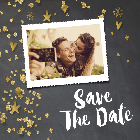 Save the date kerstkaart met krijtbord, eigen foto en goud accenten