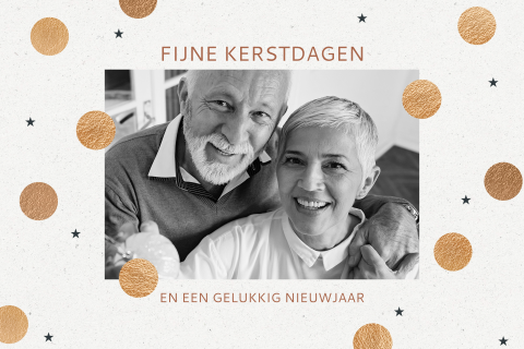 Mooie kerstkaart met foto en stippen en bollen