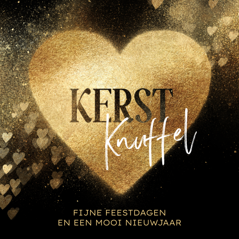 Lieve kerstkaart knuffel gouden hartjes