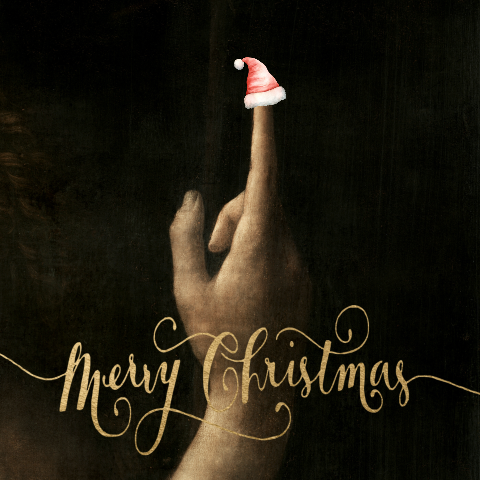 Grappige kerstkaart hand met kerstmuts en verrassing