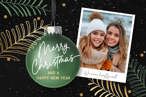Kerstkaarten met foto groene kerstbal en botanische takjes