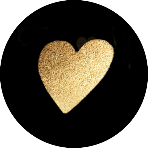 Sluitzegel sticker met goud hartje op zwart