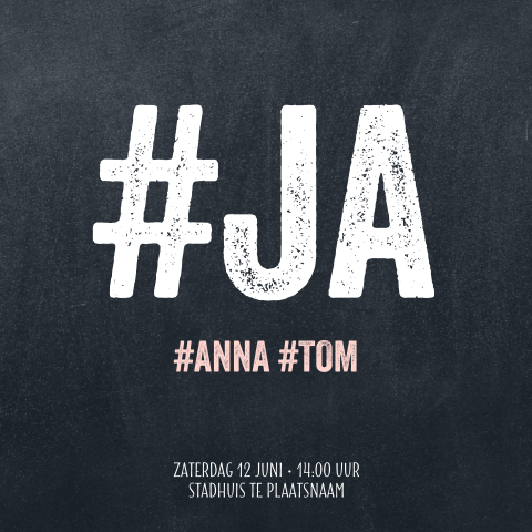 Trouwkaart uitnodiging hashtag JA krijtbord roze