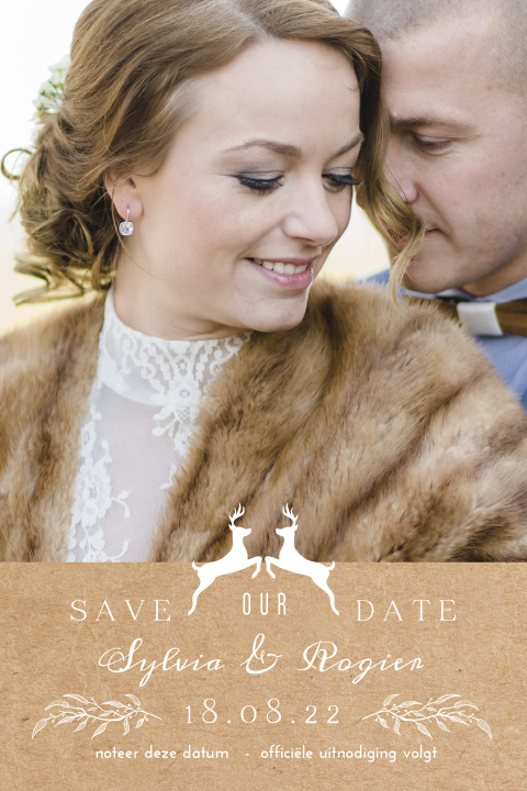 Vintage save the date typografie met verliefde hertjes
