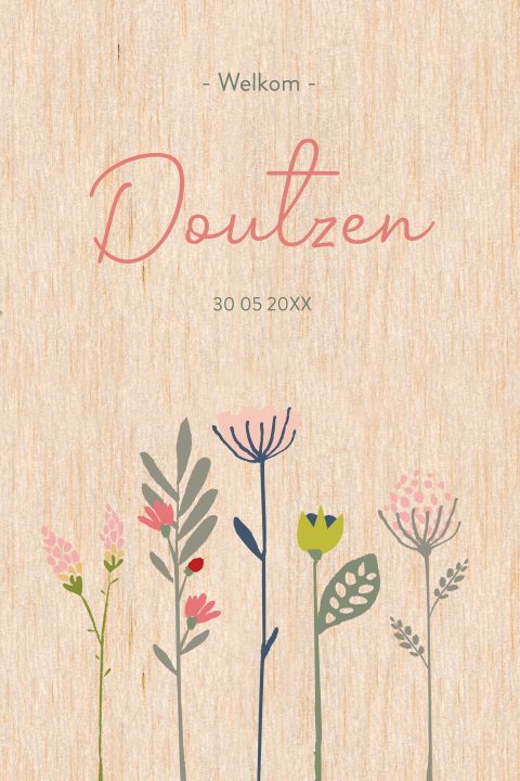 Houten geboortekaart met grafische veldbloemen