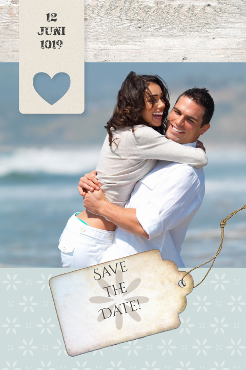 Mooie save-the-date kaart met vintage etiket en sloophout