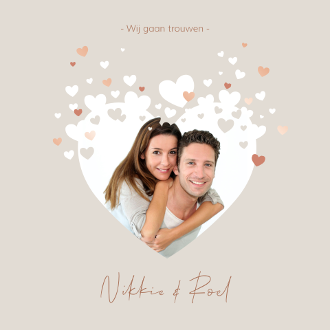 Mooie foliedruk trouwkaart met foto en hartjes