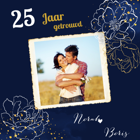 Jubileumkaart met goudkleurige confetti, bloemen en foto