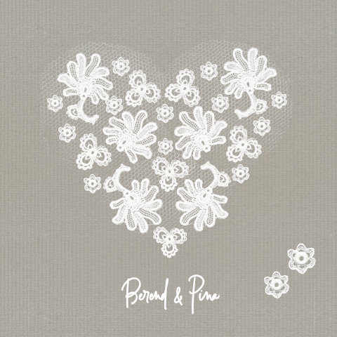 Trouwkaart met kraft achtergrond en kanten hart en kanten bloemetje