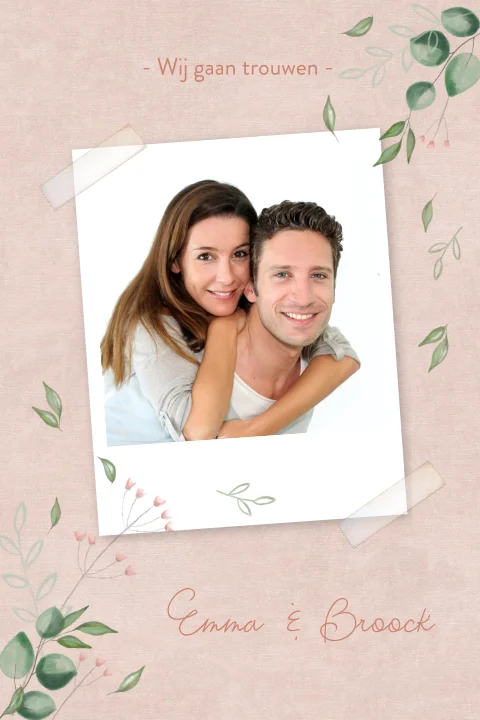 Trouwkaart met een foto en bloemetjes en takjes