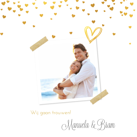 Mooie trouwkaart met foto en confetti van goudkleurige hartjes