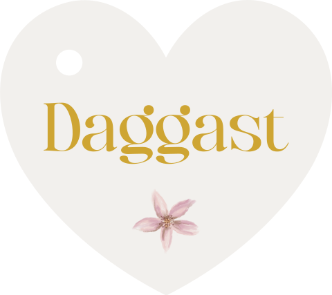 Label kaartje hartje voor een daggast met plantjes en veldbloemen