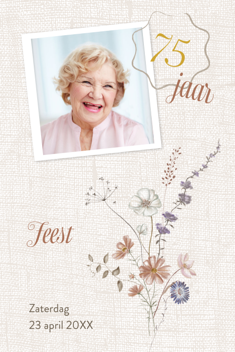 Uitnodiging met foto en boeket veldbloemen vrouw