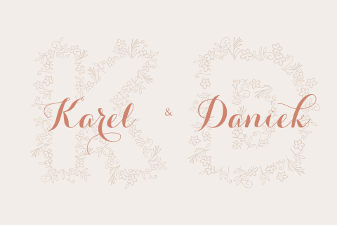 Mooie trouwkaart met initialen van bloemen