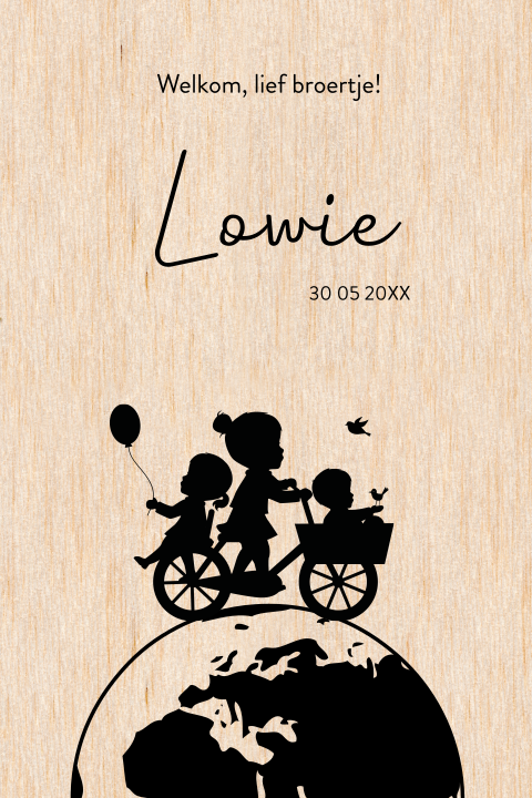 Houten geboortekaart met silhouet van drie kindjes