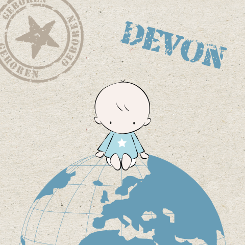 Lief geboortekaartje met schattig jongetje op wereldbol