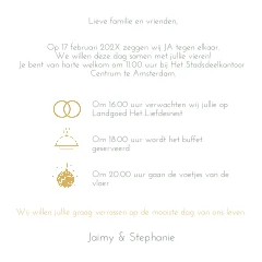 Mooie trouwkaart met getekende takjes en bloemen