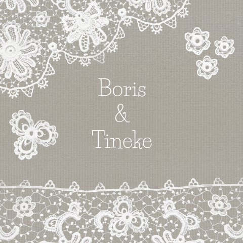 Trouwkaart met en kant en tule en bloemen op kraft