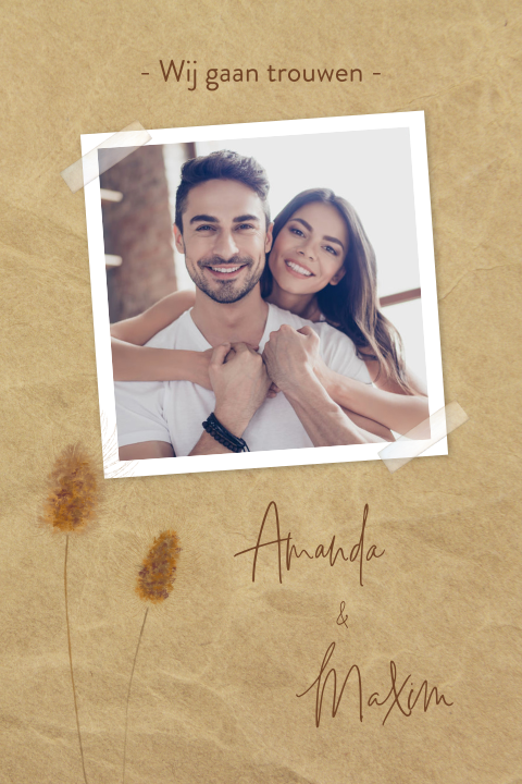 Trouwkaart met een leuke foto en veldbloemen