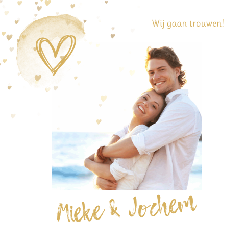 Mooie trouwkaart met foto en confetti van goudkleurige hartjes