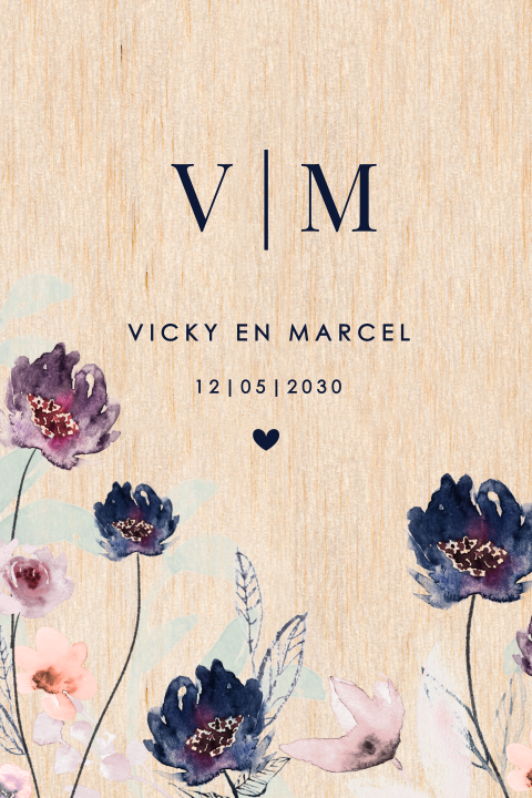 Trouwkaart stijlvol op echt hout met bloemen