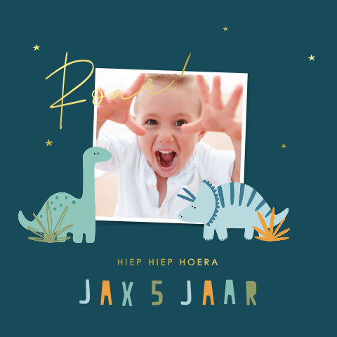 Verjaardagskaart voor jongen met dino's en goudfolie