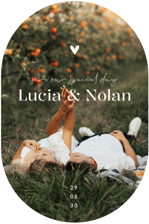 Ovale Save the Date kaart met grote foto en elegante typografie