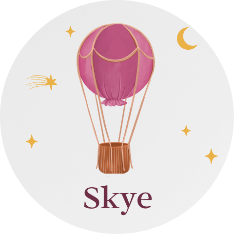 Kinderbordje met naam en roze luchtballon in sterrenhemel