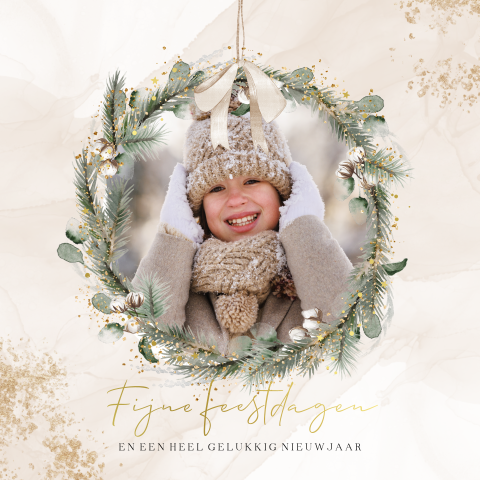 Kerstkaart met foto in vorm van een krans en goudfolie